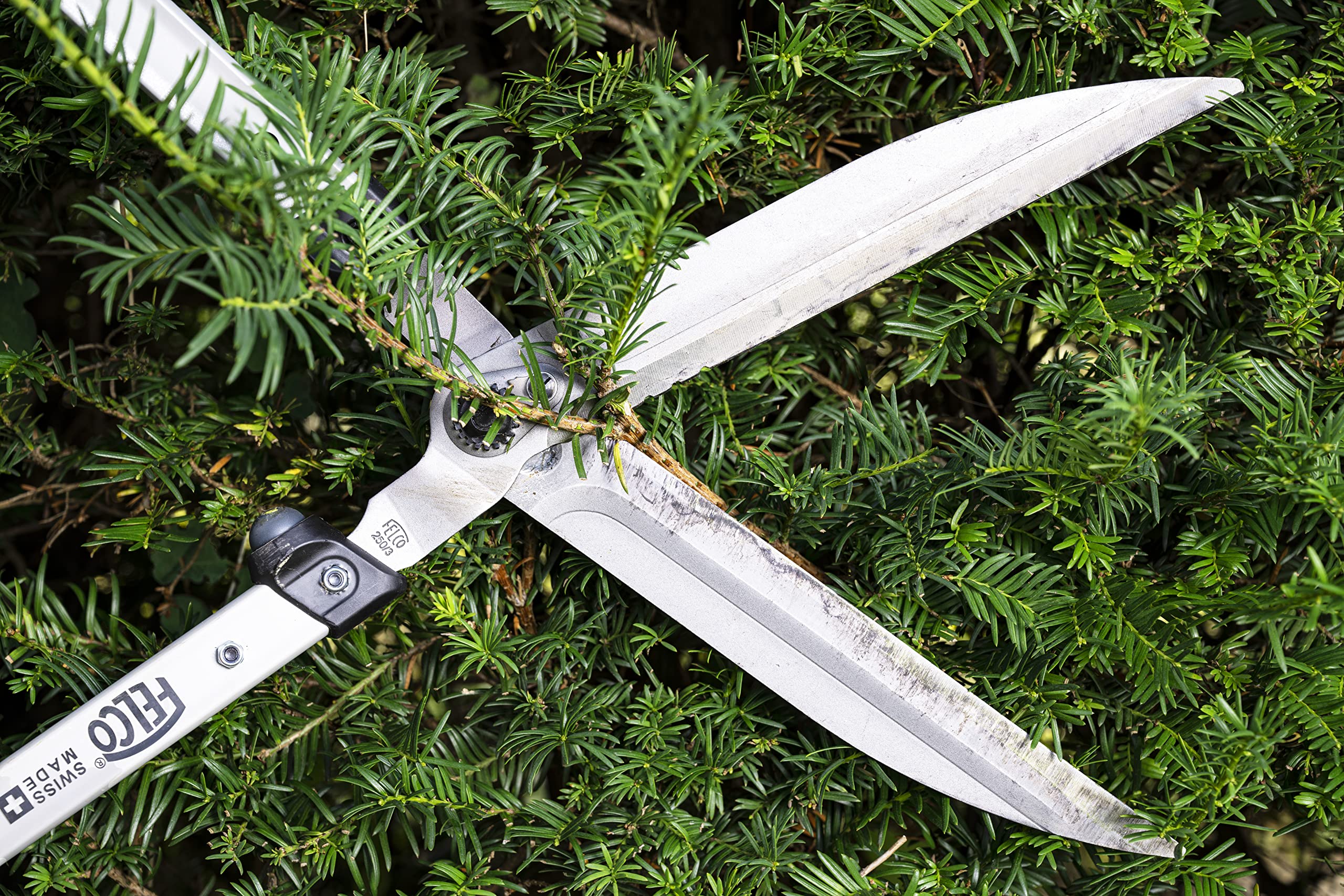 FELCO F250-57 Swiss Made Hedge Shears for Gardening – 22" Lightweight Precision Clippers for Shrub Trimming | Hedge Scissors | Trimmer Tool with Chromed Carbon Blades | I-Beam Handles - Image 4